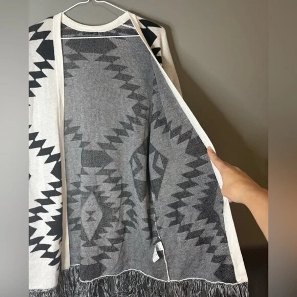 Dynamite size xs-s geometric Aztec fringed Monochrome Knit Sweater - Picture 5 of 5